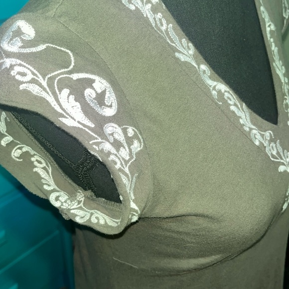 #355-BCBG (M) capped sleeve top in dusty sage, beautiful, white embroidery trim - Picture 6 of 8